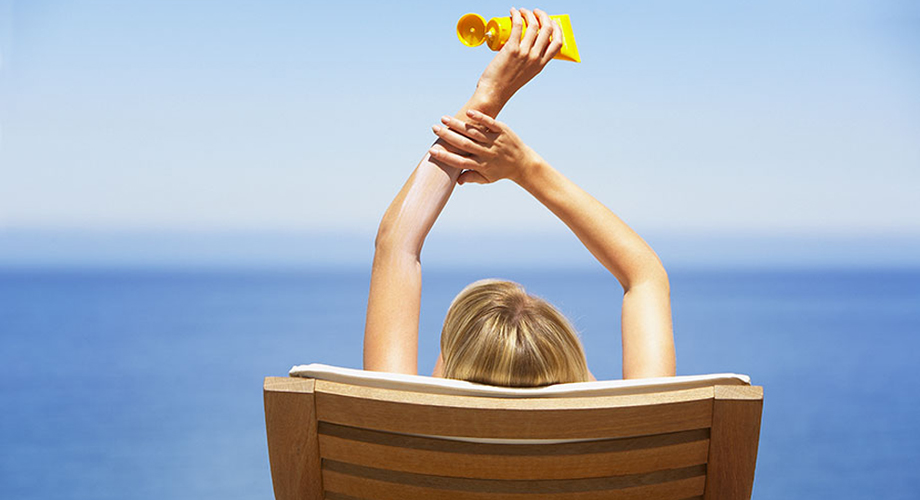 Lady applying sunscreen